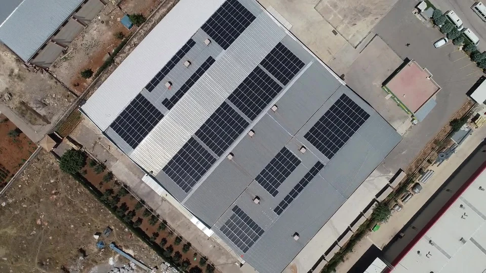 Miyar Tekstil çatısındaki güneş panellerinin gerçek saha görüntüsü.